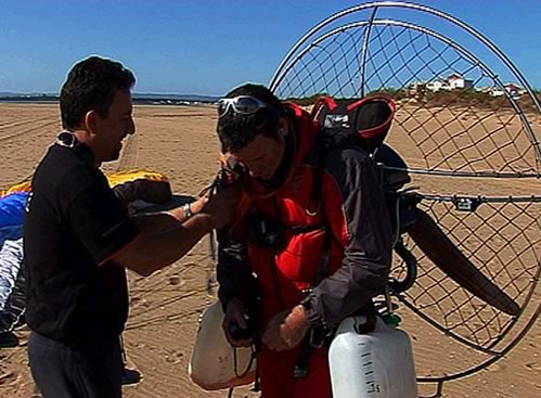 juan-perales-llegada Llegada de juan perales de la ruta de paramotor cruzando andalucía