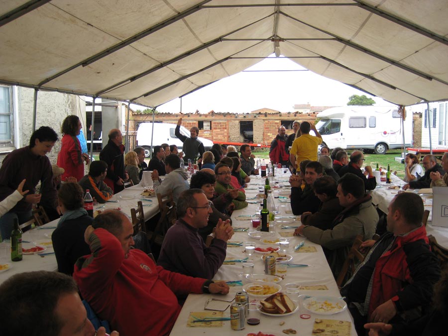 comida-trobada-volager Comida de familia bajo la carpa de la escuela volager