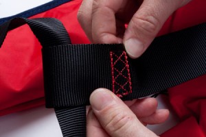 Como revisar el chaleco volarenparamotor. etape04h300w450 300x200 ¿Cómo revisar el chaleco salvavidas?