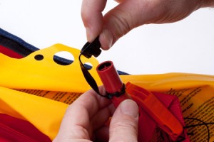 Como revisar el chaleco volarenparamotor. etape08h300w450 300x200 ¿Cómo revisar el chaleco salvavidas?