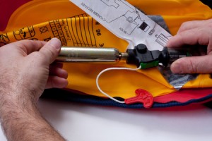 Como revisar el chaleco volarenparamotor. etapea2h300w450 300x200 ¿Cómo revisar el chaleco salvavidas?