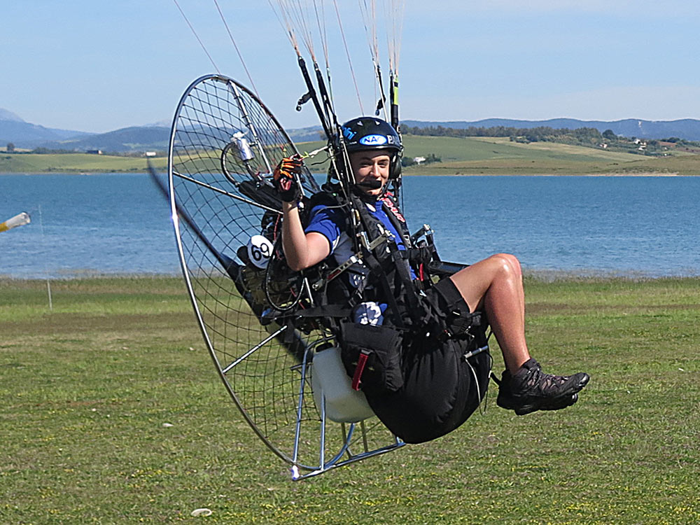 Silla de paramotor con Airbag de PAP. Nuevo bolsillo en la hombrera para llevar la emisora de radio 1000 PAP presenta una silla de paramotor con Airbag incorporado.