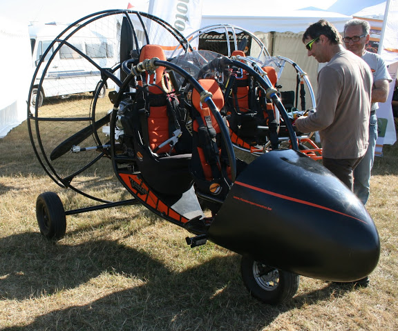 Paratrike Silent Twin con carenado. al silent le han puesto nariz Primera edición de la Mondial Air de Paramotor.