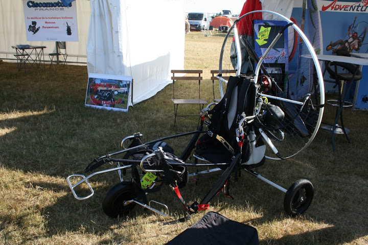 Paratrike biplaza con separadores de fibra carbono biplaza con separadores de carbono Primera edición de la Mondial Air de Paramotor.