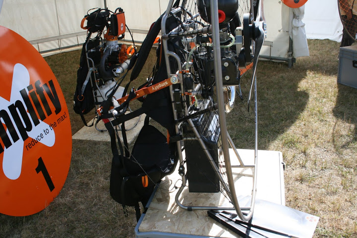 el-tope-del-brazo-es-un-cordino-hacia-la-parte-baja-del-chasis el tope del brazo es un cordino hacia la parte baja del chasis Primera edición de la Mondial Air de Paramotor.