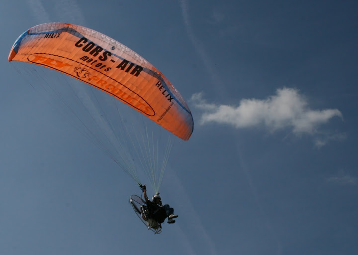 Manu Malaguita el espectáculo más acrobático de toda la Mondial Air Paramotor. manu malaguita el espectaculo mas acrobatico de toda la feria Primera edición de la Mondial Air de Paramotor.