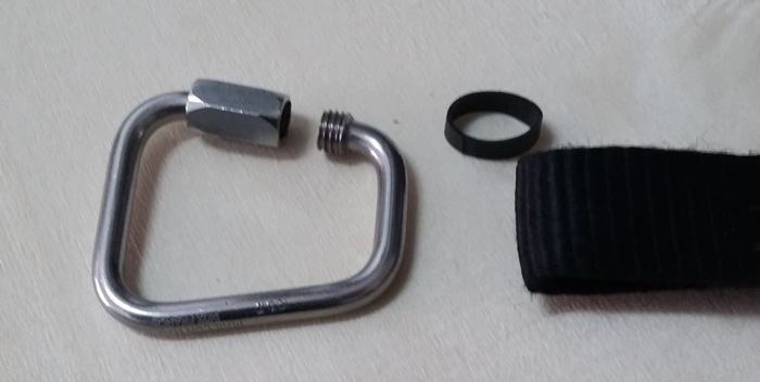 Anillas de goma en los maillones o mosquetones del paracaídas de emergencia. Stripair maillon 44 Como asegurar las cinchas en los mosquetones del paracaídas.