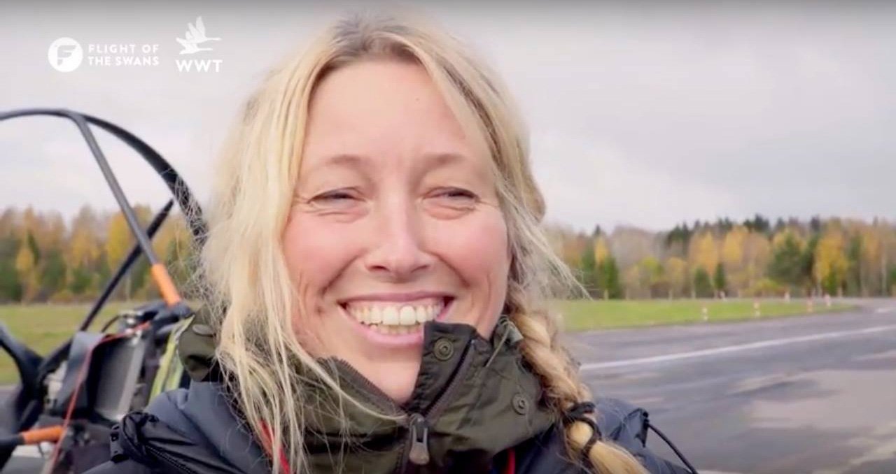 El cisne humano de WWT (Sacha Dench) paramotor. sacha La primera piloto de paramotor en cruzar el Canal de la Mancha.