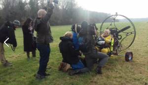 El cisne humano de WWT (Sacha Dench) paramotor. screen shot 2016 12 06 at 104823 300x174 La primera piloto de paramotor en cruzar el Canal de la Mancha.